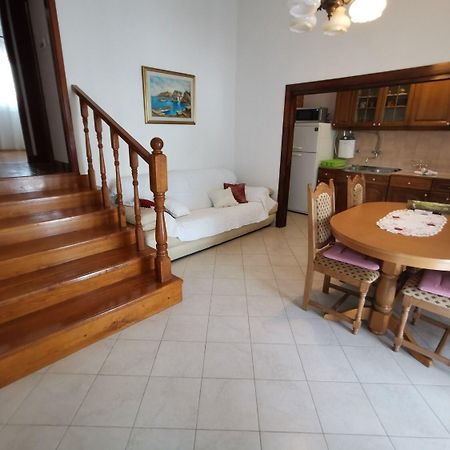 Apartments Srdan Vinisce ภายนอก รูปภาพ